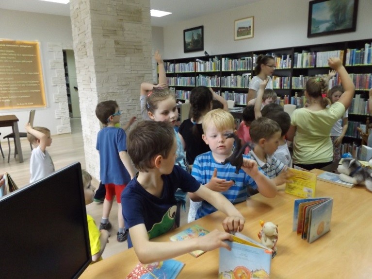 Zdjęcie do wiadomości Baw się w bibliotece, a poznasz cały świat!