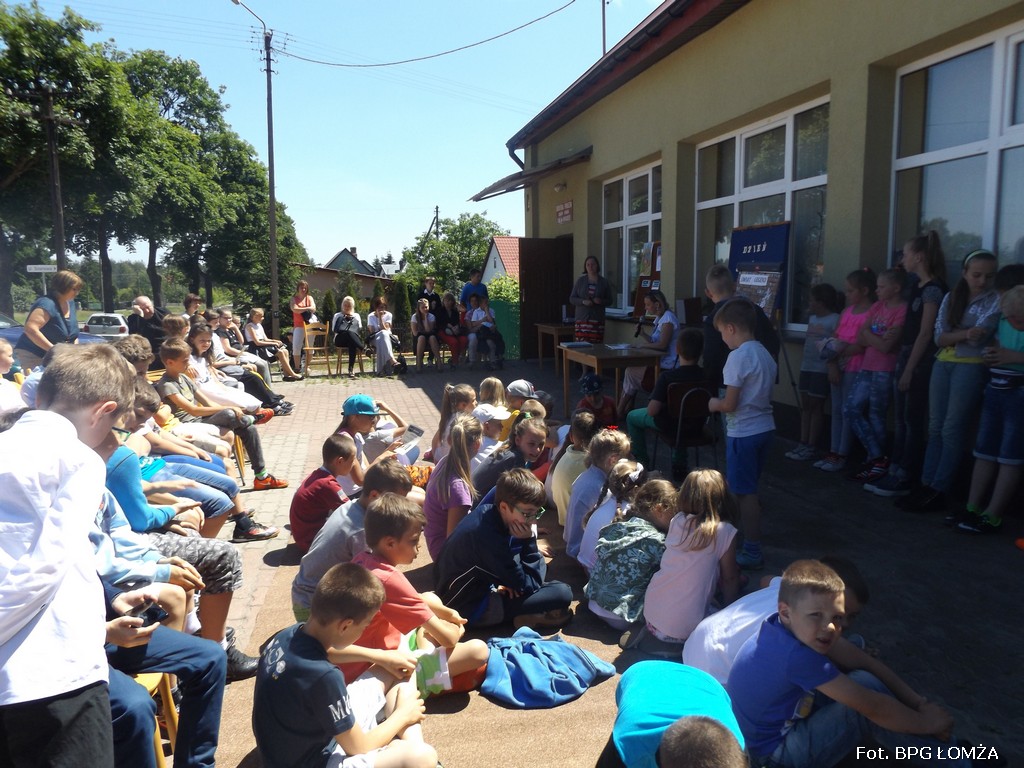 Zdjęcie do wiadomości Czerwiec - miesiącem czytania w bibliotekach