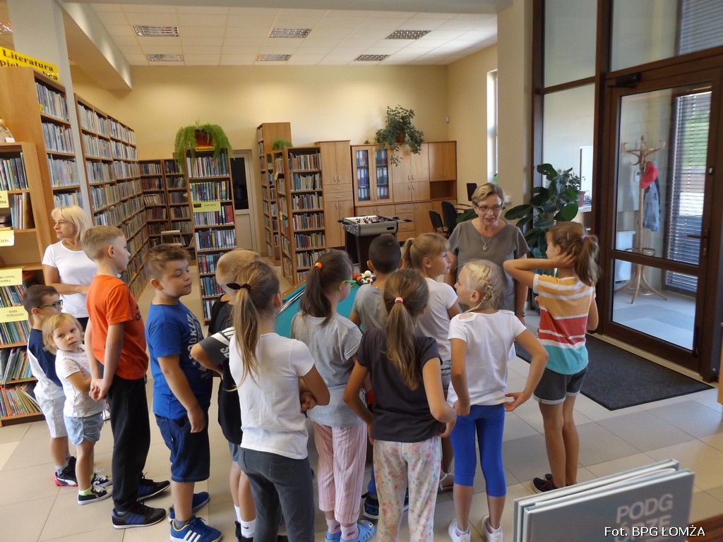 Zdjęcie do wiadomości Łomżyńskie dzieci z wizytą w bibliotece w Podgórzu