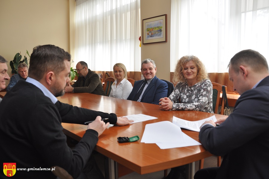 Zdjęcie do wiadomości Jest umowa na budowę sali gimnastycznej przy Szkole Podstawowej w Jarnutach