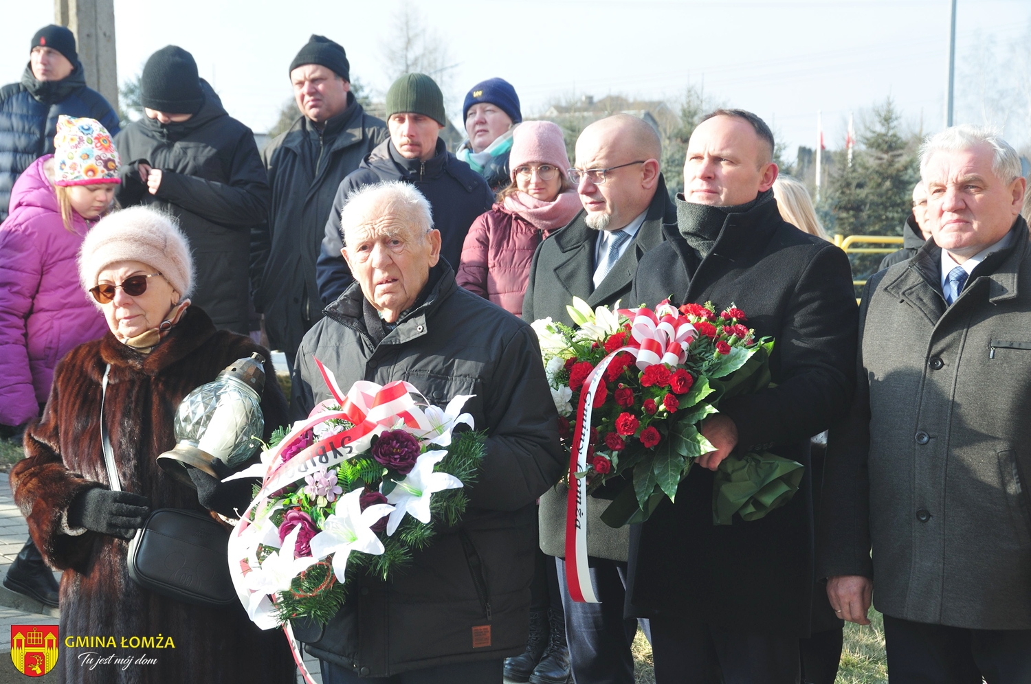 Zgromadzeni przed pomnikiem Sybiraków w Podgórzu