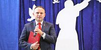 Polska i gminna flaga powiewa przed szkołą w Kupiskach