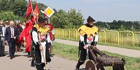 Atak krzyżaków na wioskę słowiańską podczas festynu kultury średniowiecznej