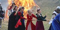 Atak krzyżaków na wioskę słowiańską podczas festynu kultury średniowiecznej