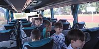 Autobus szkolny z zakolami Narwi