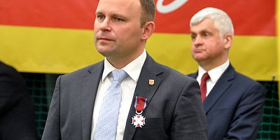 Wzruszony Wójt Gminy Łomża Piotr Kłys ze Srebrnym Krzyżem Zasługi