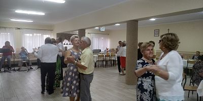 Seniorzy i zaproszeni goście w tańcu