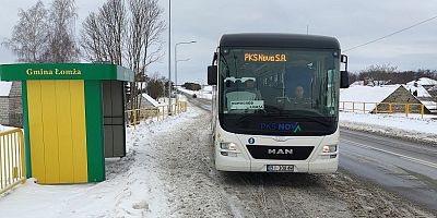 Autobus podjeżdża na przystanek