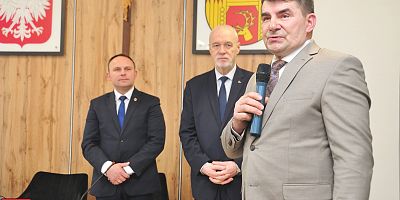 Od lewej: Wójt Kłys, Poseł Komorowski, przemawia Przewodniczący Zacharczyk